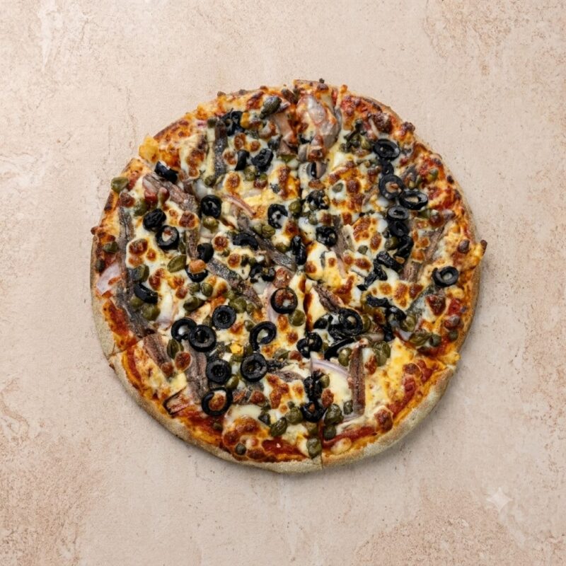 Pizza romana Ansjovis, kappertjes, ui, olijven.